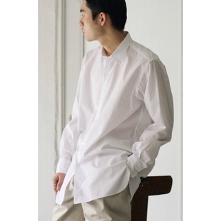 コモリ(COMOLI)の【HEUGN ユーゲン】ホワイト　シャツ　カジュアルシャツ(シャツ)