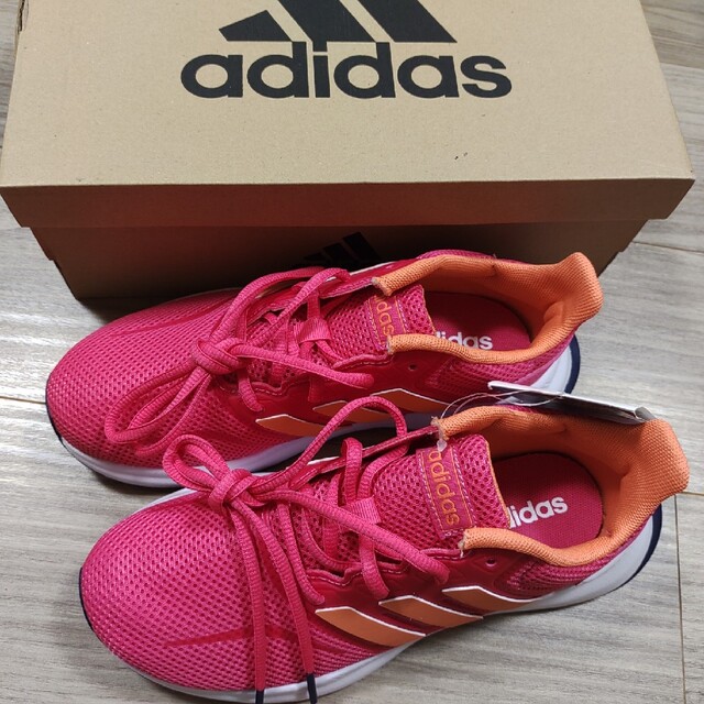 新品タグ付】22.0cm adidas スニーカー 女の子