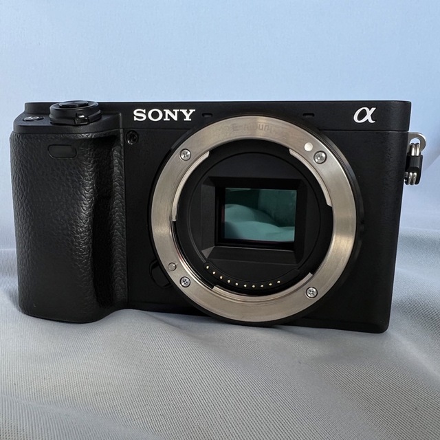 SONY(ソニー)のSONY α6400 高倍率ズームレンズキット スマホ/家電/カメラのカメラ(ミラーレス一眼)の商品写真