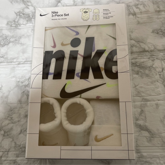 NIKE(ナイキ)のnike ナイキ　ベビー　ロンパース　靴下　キャップ　３点セット キッズ/ベビー/マタニティのベビー服(~85cm)(ロンパース)の商品写真