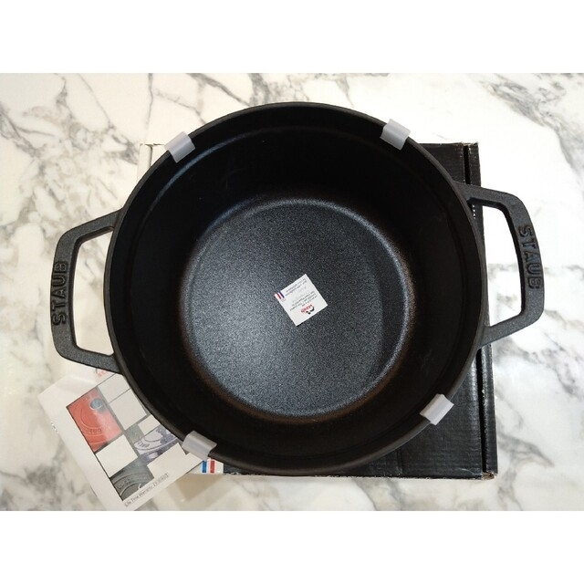 STAUB(ストウブ)の新品 ストウブ STAUB ピコ・ココット ラウンド 22cm ブラック インテリア/住まい/日用品のキッチン/食器(鍋/フライパン)の商品写真