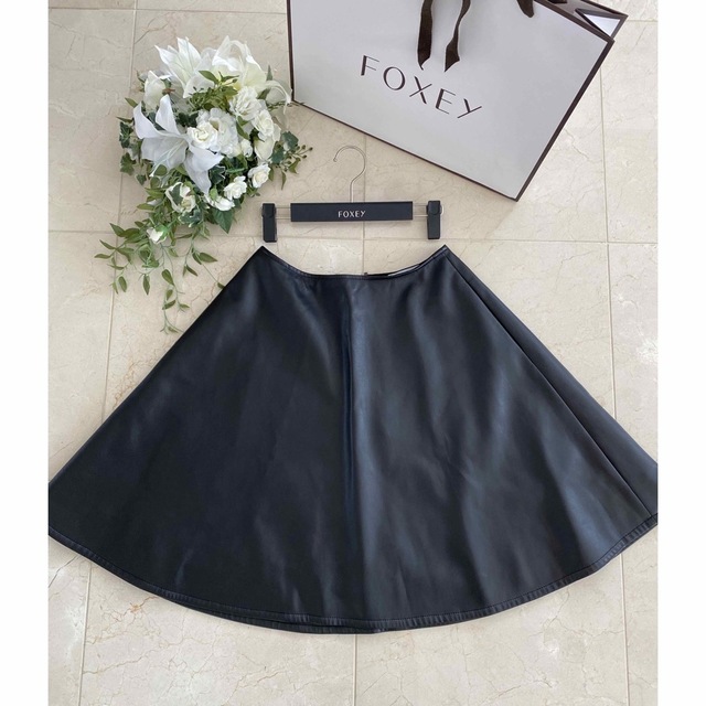 FOXEY(フォクシー)の【極美品】FOXEY♡レザーフレアスカート♡38♡ レディースのスカート(ひざ丈スカート)の商品写真