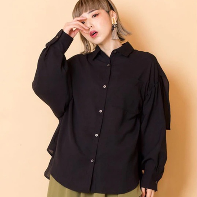 OSMOSIS(オズモーシス)のOSMOSIS  ギャザースリーブビッグシャツ BLACK 新品 レディースのトップス(シャツ/ブラウス(長袖/七分))の商品写真