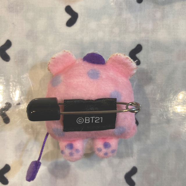 BT21(ビーティーイシビル)のBT21 ファミリーマート限定　オリジナルぬいぐるみバッジ　MANG エンタメ/ホビーのタレントグッズ(アイドルグッズ)の商品写真