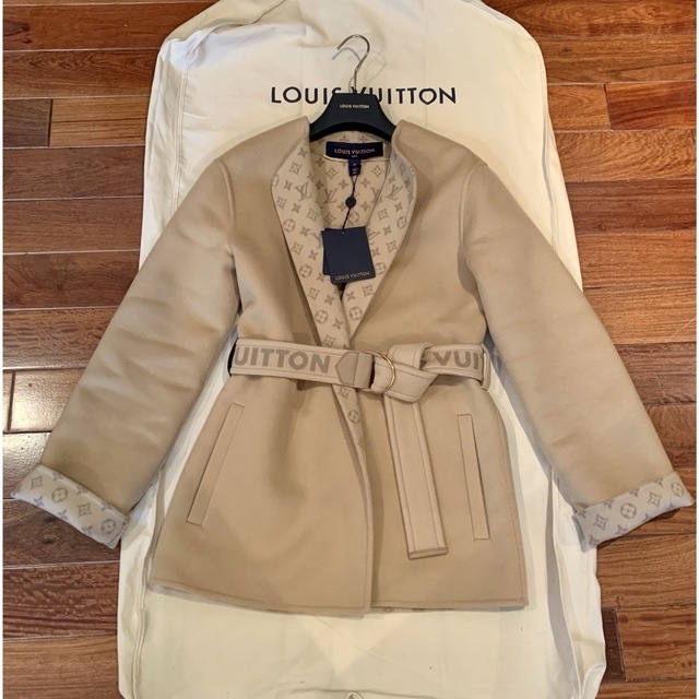LOUIS VUITTON(ルイヴィトン)の新品ルイヴィトン　ショートラップコート32 スカート34モノグラム柄　2022  レディースのジャケット/アウター(その他)の商品写真