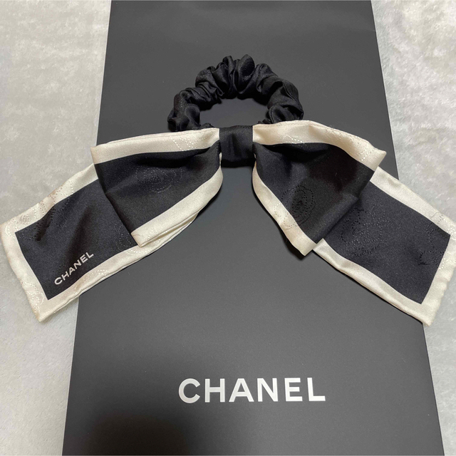 CHANEL(シャネル)のシャネル 正規品　ヘアアクセサリー リボンシュシュ AA7530  レディースのヘアアクセサリー(ヘアゴム/シュシュ)の商品写真