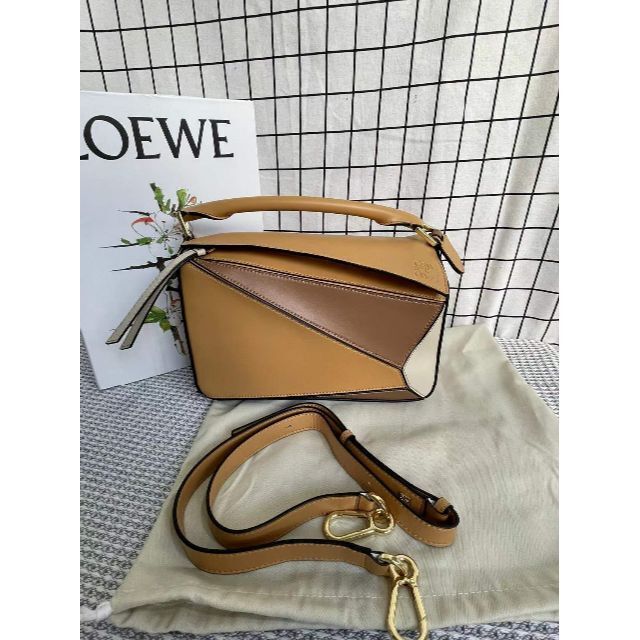 中古】 LOEWE 【ロエベ】パズルバッグ ショルダーバッグ ショルダーバッグ CHANEL シャネル 05A ココマークチャーム ゴールド×ピンクブラウン系 バッグチャーム キーチャーム キーホルダー ブランド小物 レディース