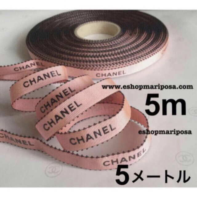 CHANEL(シャネル)のシャネルリボン🎀 5m サーモンピンク 黒ロゴ ラッピングリボン 細リボン  インテリア/住まい/日用品のオフィス用品(ラッピング/包装)の商品写真