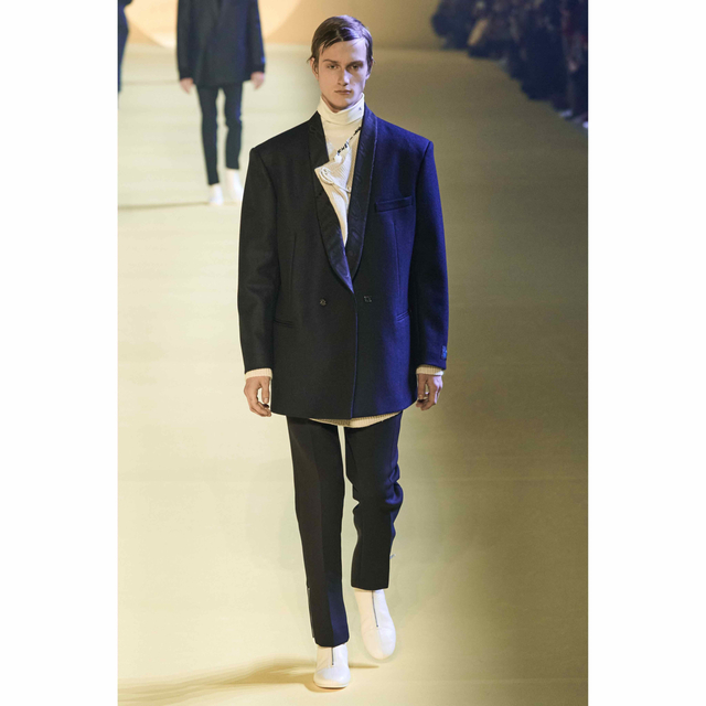 RAF SIMONS(ラフシモンズ)の HuiH様専用  RAF SIMONS boxy smoking blazer メンズのジャケット/アウター(テーラードジャケット)の商品写真