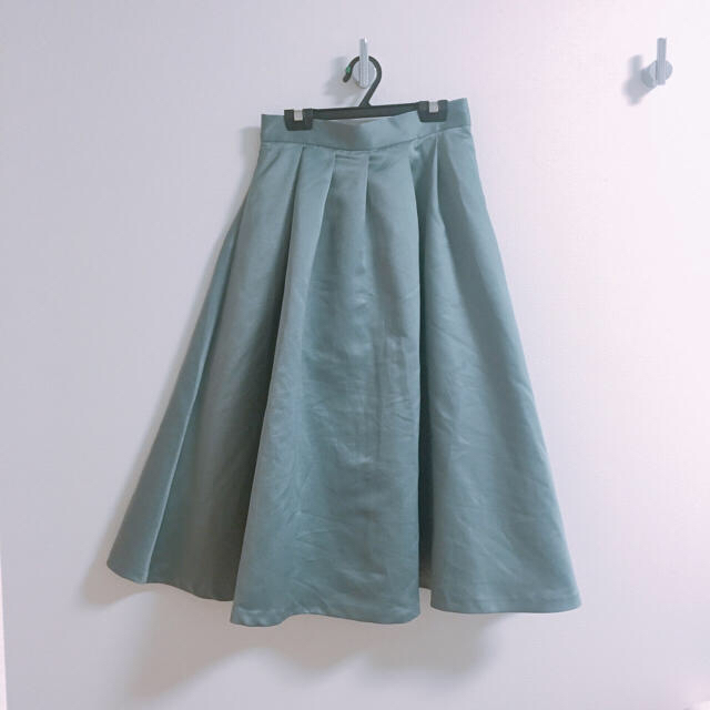 KBF+(ケービーエフプラス)のKBF＋ 今季  サテンスカート レディースのスカート(ひざ丈スカート)の商品写真