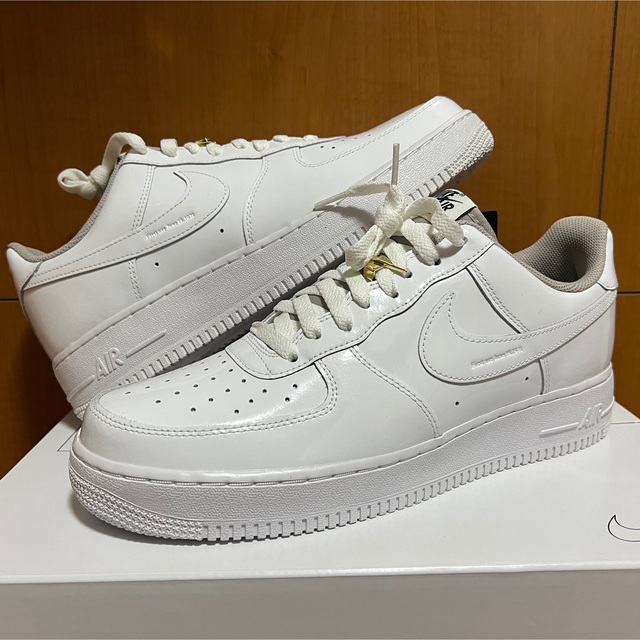 NIKE エナメルスニーカー