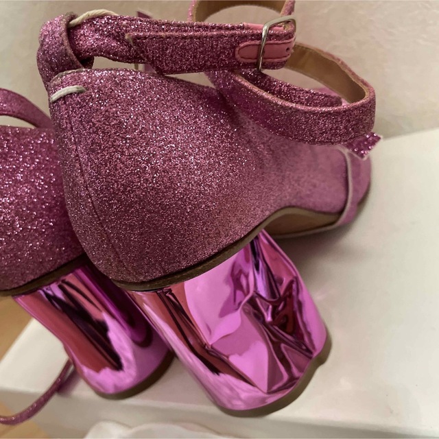 Maison Martin Margiela(マルタンマルジェラ)のmaison margiela 足袋パンプス 36 新品未使用 ピンク ラメ レディースの靴/シューズ(ハイヒール/パンプス)の商品写真