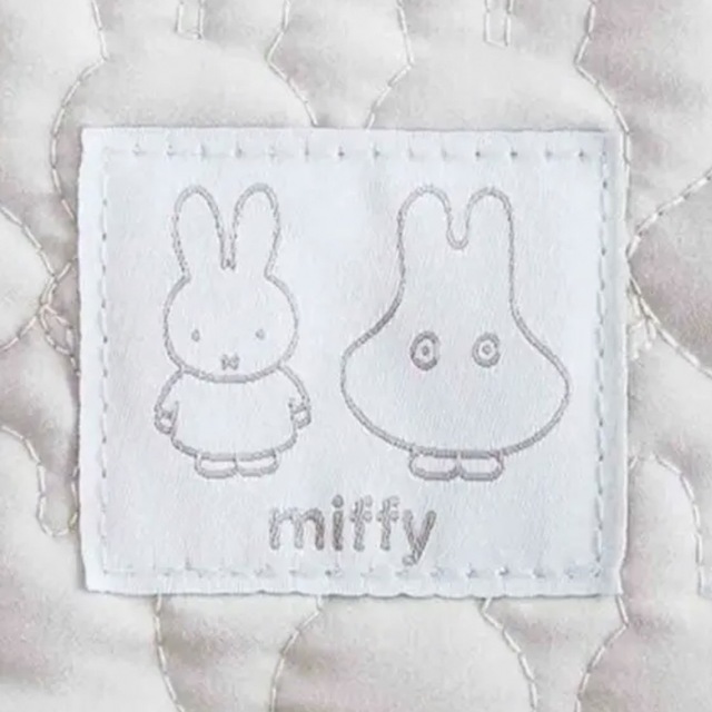 Miffy ミッフィー　シルエット柄キルティング　バニティポーチ エンタメ/ホビーのおもちゃ/ぬいぐるみ(キャラクターグッズ)の商品写真