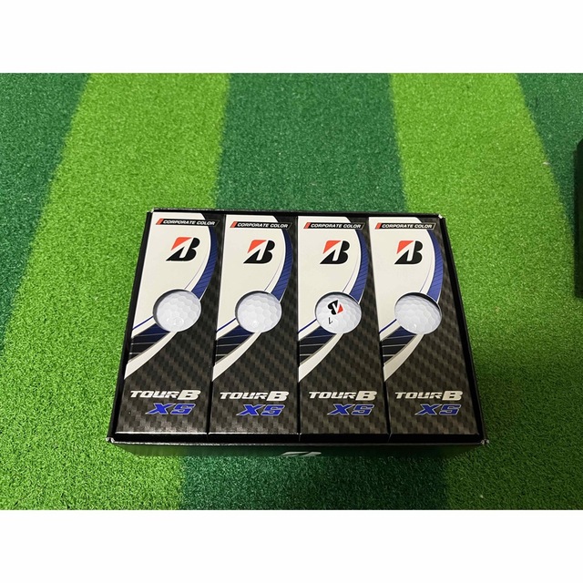 ゴルフボール　新品　Tour B XS チケットのスポーツ(ゴルフ)の商品写真