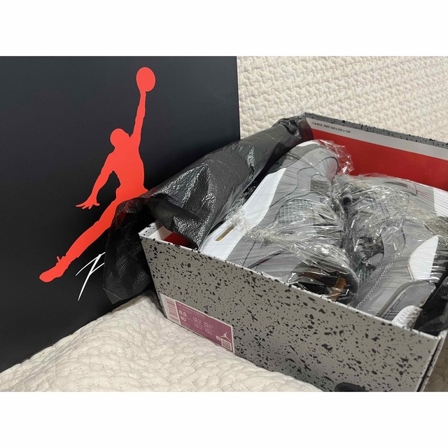 NIKE(ナイキ)の《期間限定値下》NIKE AIR JORDAN 4 RETRO  26.5センチ メンズの靴/シューズ(スニーカー)の商品写真