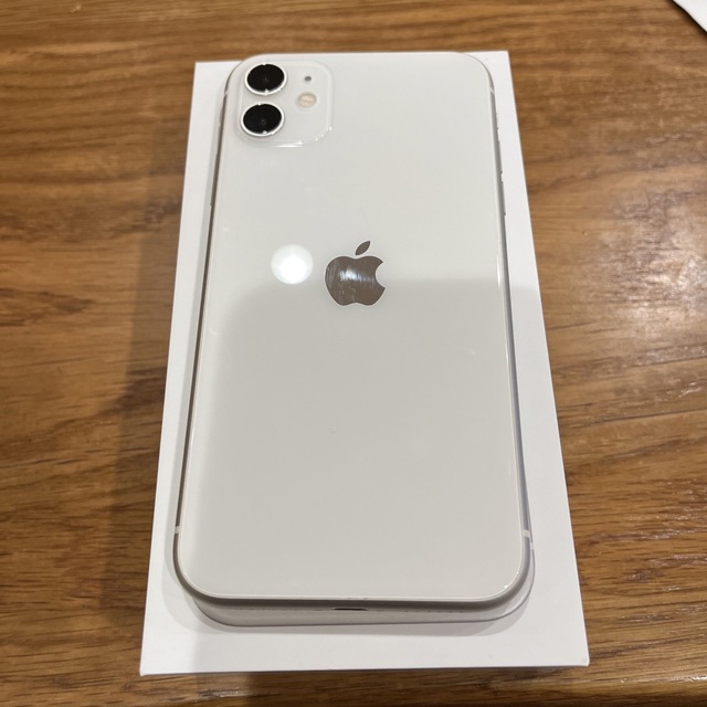 iPhone(アイフォーン)の【美品】　iPhone11 本体　ホワイト　保護フィルム付き　 スマホ/家電/カメラのスマートフォン/携帯電話(スマートフォン本体)の商品写真