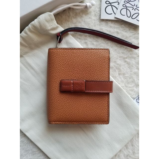 うのにもお得な情報満載! LOEWE - LOEWE ロエベ 2つ折り財布