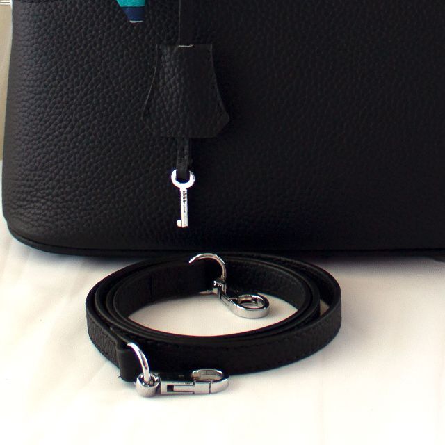 牛本革　2way ハンドバッグ　リボンスカーフ　付き　ブラック レディースのバッグ(ハンドバッグ)の商品写真