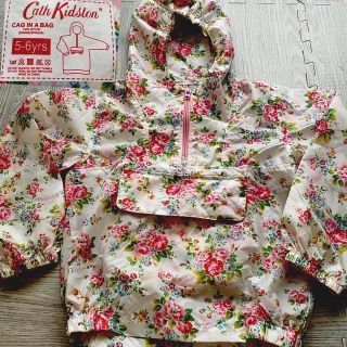 キャスキッドソン(Cath Kidston)のCath Kidston（キャスキッドソン）ナイロンパーカー　ポーチ収納可　花柄(ジャケット/上着)