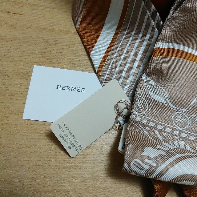 Hermes(エルメス)の【新品未使用】エルメス　ツイリー　ベージュ系 レディースのファッション小物(バンダナ/スカーフ)の商品写真