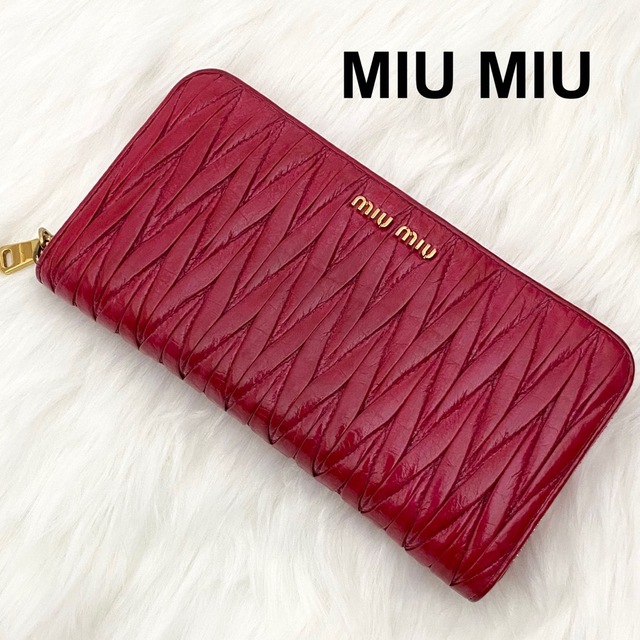 miumiu(ミュウミュウ)の可愛い❣️ミュウミュウ　長財布　マトラッセ　ラウンドファスナー　ゴールド金具 レディースのファッション小物(財布)の商品写真