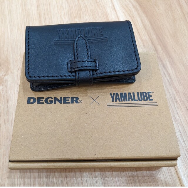 DEGNER(デグナー)の新品　牛革カードケース(箱あり)　DEGNER×YAMALUBE　黒 メンズのファッション小物(名刺入れ/定期入れ)の商品写真