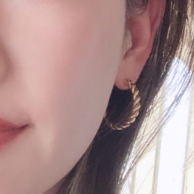 Ron Herman(ロンハーマン)のTwist Hoop Earrings / gold / #210 レディースのアクセサリー(ピアス)の商品写真