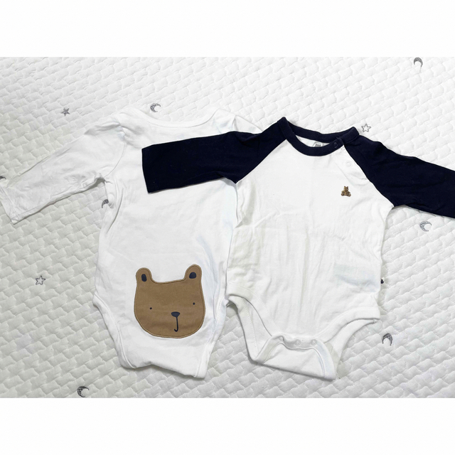 GAP(ギャップ)のGAPくまボディスーツ2枚ブラナンベアボディシャツ キッズ/ベビー/マタニティのベビー服(~85cm)(肌着/下着)の商品写真