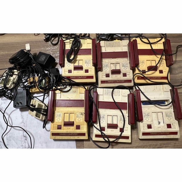 ファミリーコンピュータ(ファミリーコンピュータ)のファミリーコンピュータ7台 動作未確認 ジャンク品 エンタメ/ホビーのゲームソフト/ゲーム機本体(家庭用ゲーム機本体)の商品写真