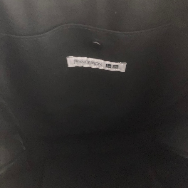 UNIQLO(ユニクロ)のjwアンダーソン UNIQLO トートバッグ　ブラック　黒 メンズのバッグ(トートバッグ)の商品写真