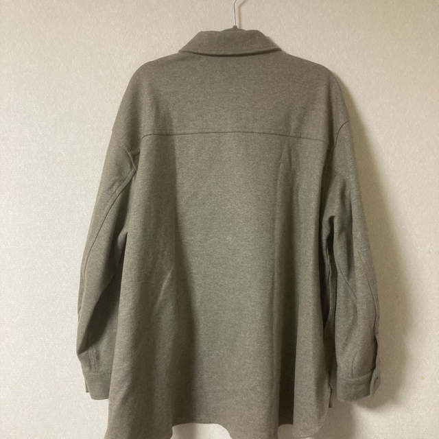 UNIQLO(ユニクロ)のUNIQLO ブラッシュドジャージーシャツジャケット XL BEIGE ベージュ レディースのトップス(シャツ/ブラウス(長袖/七分))の商品写真