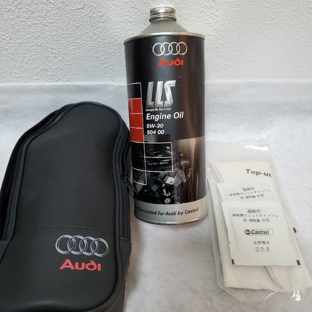 AUDI(アウディ)のAUDI 純正 エンジンオイル  1L　正規品　【専用ケース、注入用漏斗付き】 自動車/バイクの自動車(メンテナンス用品)の商品写真