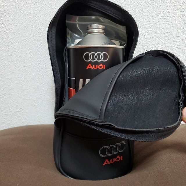 AUDI(アウディ)のAUDI 純正 エンジンオイル  1L　正規品　【専用ケース、注入用漏斗付き】 自動車/バイクの自動車(メンテナンス用品)の商品写真