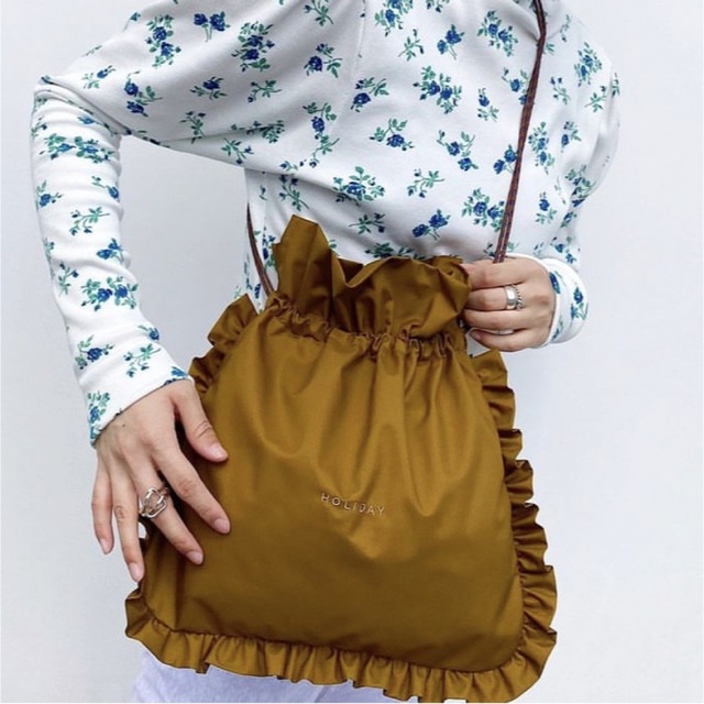 holiday(ホリデイ)のHOLIDAY NYLON RUFFLE POCHETTE レディースのバッグ(ハンドバッグ)の商品写真