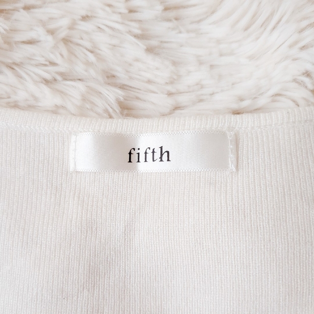 fifth(フィフス)のfifth　ニット　Vネック　白　sizeM　ホワイト　セーター レディースのトップス(ニット/セーター)の商品写真