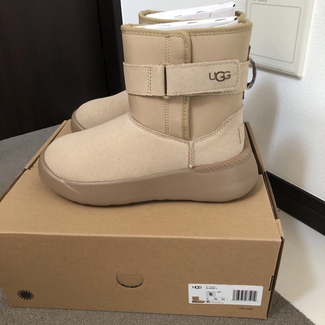 レア色サンドUGG M CLASSIC SクラシックS 24cm 男女兼用ブーツ | フリマアプリ ラクマ