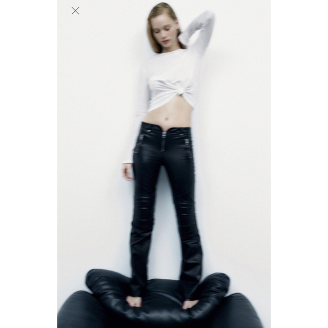 ZARA(ザラ)のZARA フェイクレザーパンツ レディースのパンツ(カジュアルパンツ)の商品写真