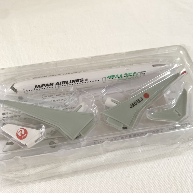 JAL 機内　飛行機　模型おもちゃ エンタメ/ホビーのおもちゃ/ぬいぐるみ(模型/プラモデル)の商品写真