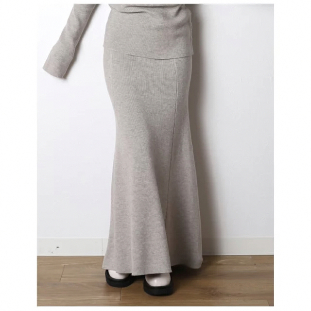 ミーリー meri ニットマーメイドスカート　グレーベージュ レディースのスカート(ロングスカート)の商品写真