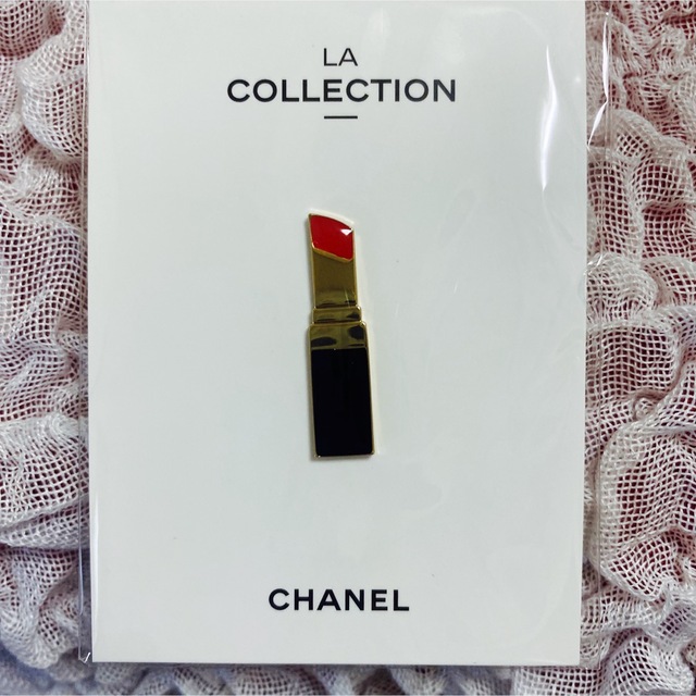 CHANEL(シャネル)のシャネル ピンバッジ 限定　非売品　ルージュ　新品未開封　ノベルティ エンタメ/ホビーのコレクション(ノベルティグッズ)の商品写真