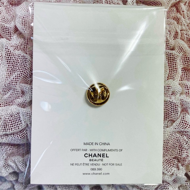 CHANEL(シャネル)のシャネル ピンバッジ 限定　非売品　ルージュ　新品未開封　ノベルティ エンタメ/ホビーのコレクション(ノベルティグッズ)の商品写真