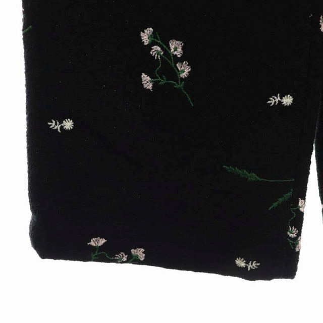 ZARA(ザラ)のザラ ZARA フラワー刺繍 パンツ ストレート タック XS 黒 ブラック レディースのパンツ(その他)の商品写真