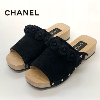 シャネル(CHANEL)の6115 シャネル スエード ウッド カメリア ココマーク サンダル ブラック(サンダル)