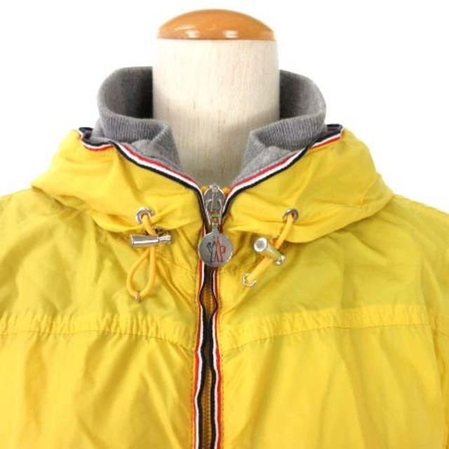 MONCLER(モンクレール)のモンクレール 68352 ナイロンパーカー ジャケット ロゴ ワッペン 黄 1 レディースのトップス(パーカー)の商品写真