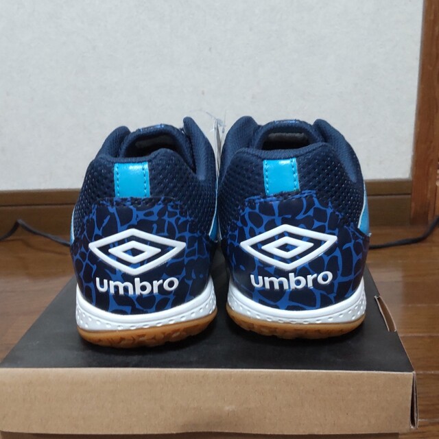 UMBRO(アンブロ)の【新品未使用】umbro フットサルシューズ スポーツ/アウトドアのサッカー/フットサル(シューズ)の商品写真