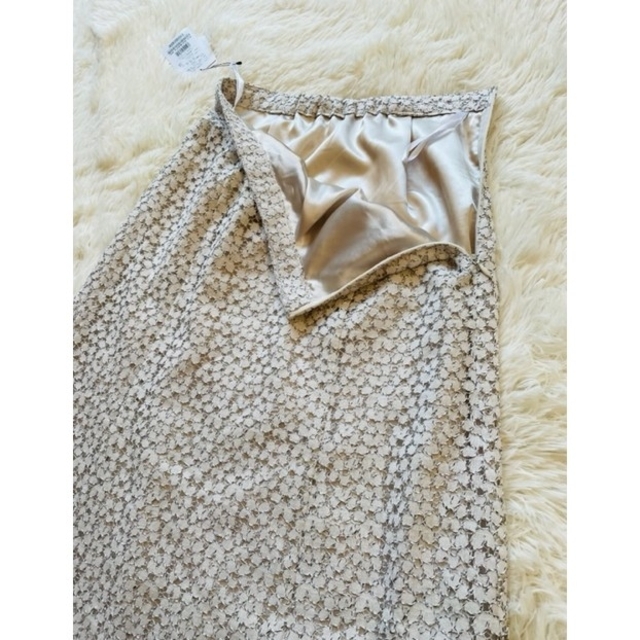 INDIVI(インディヴィ)の【どーな様】新品タグ付き フラワーレースロングスカート 36 ホワイト レディースのスカート(ロングスカート)の商品写真