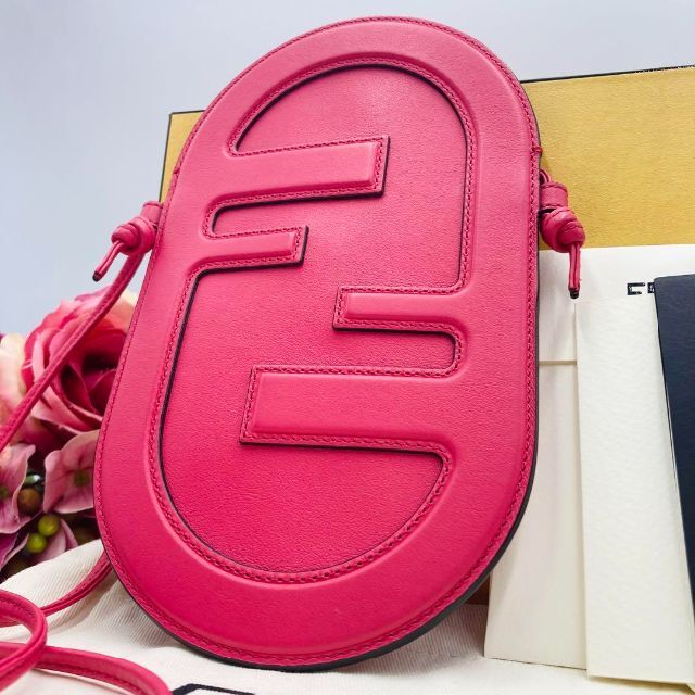 FENDI(フェンディ)の♡フェンディ♡雑誌掲載 オーロック フォン ホルダー iPhone12 ケース レディースのバッグ(ショルダーバッグ)の商品写真