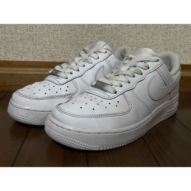 NIKE(ナイキ)のNIKE WMNS AIR FORCE 1 07 22.5cm レディースの靴/シューズ(スニーカー)の商品写真