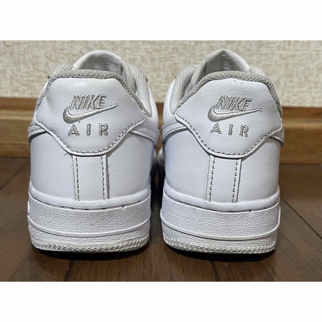 NIKE(ナイキ)のNIKE WMNS AIR FORCE 1 07 22.5cm レディースの靴/シューズ(スニーカー)の商品写真