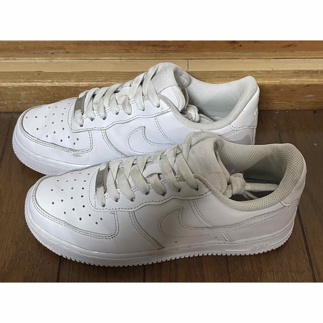 NIKE(ナイキ)のNIKE WMNS AIR FORCE 1 07 22.5cm レディースの靴/シューズ(スニーカー)の商品写真